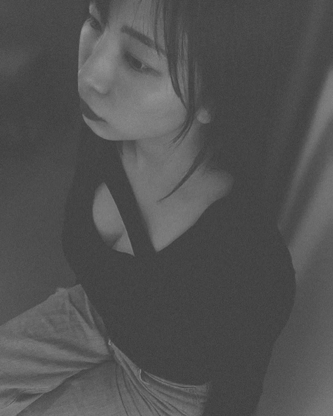 のインスタグラム：「. Remember, you can always stoop and pick up nothing. ──Charlie Chaplin  ゆっくり映画観たいなあと、思う今日この頃。 いつのまにか5月ですね  ぼーっとしてる時にふと名言検索するのが昔から好きで それがもうずっと癖付いちゃってるのですが、 名言として残されるだけあって飽きることはないです🔍  目が覚めたりやる気が起きたり、 人を尊敬できることを忘れない気持ちとか 人が考える幅や可能性は大きいなと感じたり いろんな感覚を得られる気がして好きなんですよね。  みなさんは自分の中で何気なく好きな時間はありますか？ コーヒータイムでも画像・動画検索でもなんでも ほんの5分の好きな時間を作ると楽しいものですよ🔆  ……きっとこの写真は検索前なのかな笑 私どこ見とるん😂」