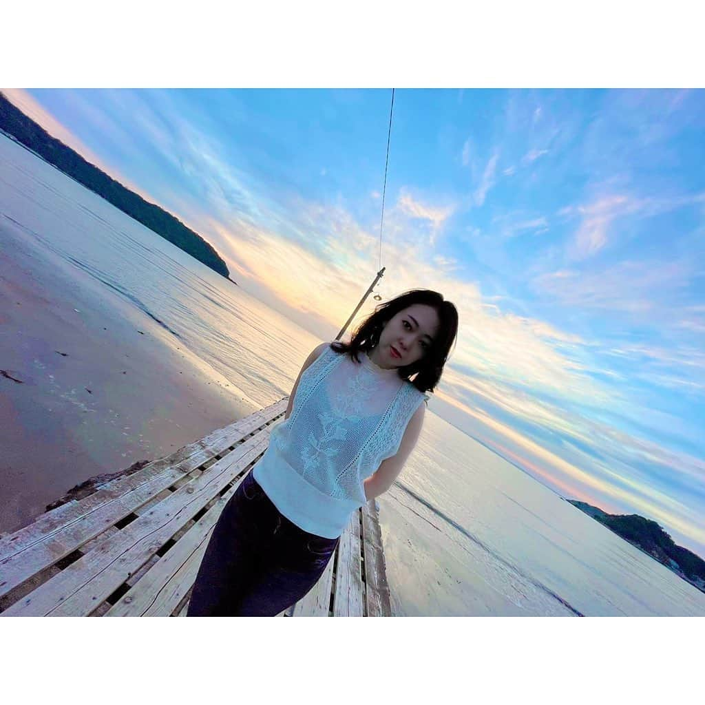 榎本温子のインスタグラム：「久しぶりの夕焼け。  え？？そう、プロが撮ってくれました🤣  #岡本桟橋 #千葉県 #Chiba #drive #夕焼け #japan #声優」