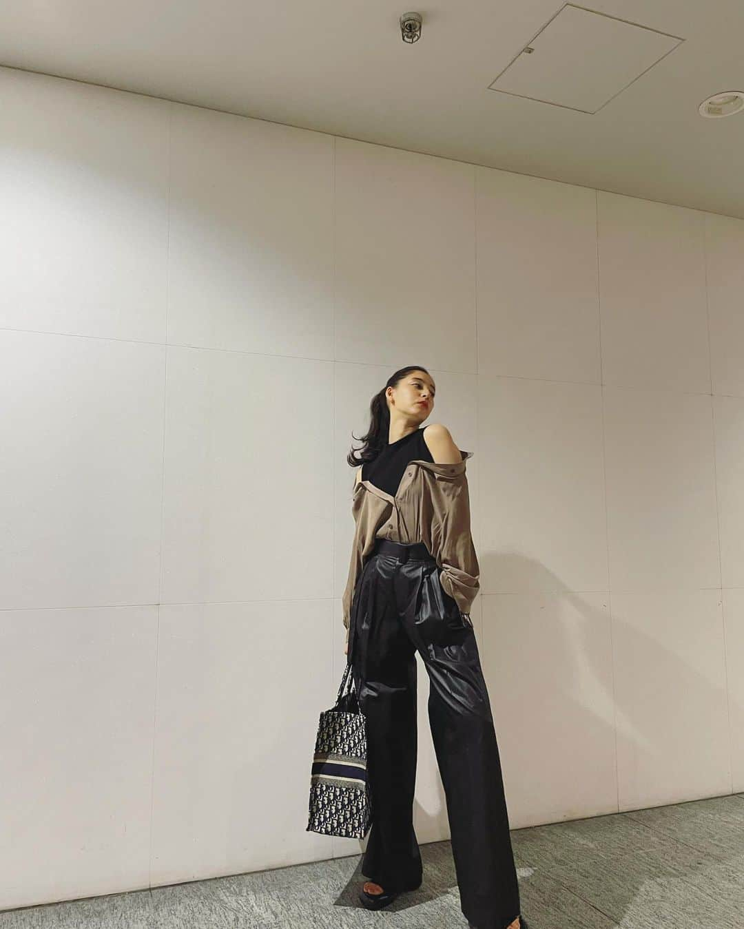 新木優子さんのインスタグラム写真 - (新木優子Instagram)「撮影の日の私服👗  tops : @snidel_official  bottom : @hyke_official  bag : @dior」5月10日 22時57分 - yuuuuukko_