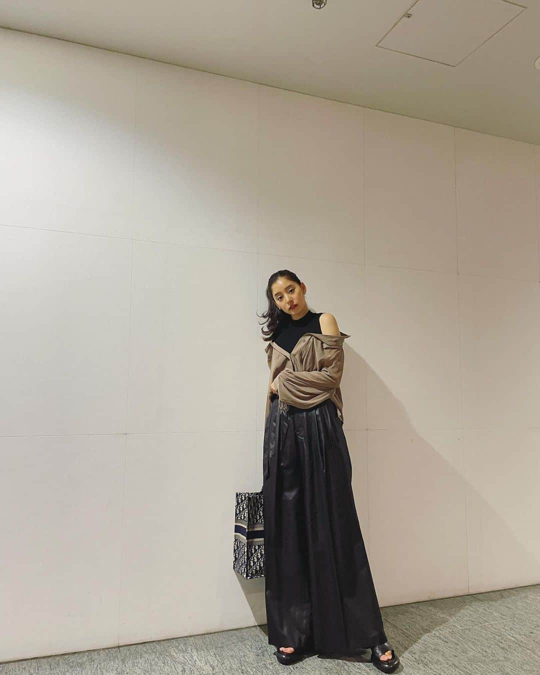 新木優子さんのインスタグラム写真 - (新木優子Instagram)「撮影の日の私服👗  tops : @snidel_official  bottom : @hyke_official  bag : @dior」5月10日 22時57分 - yuuuuukko_