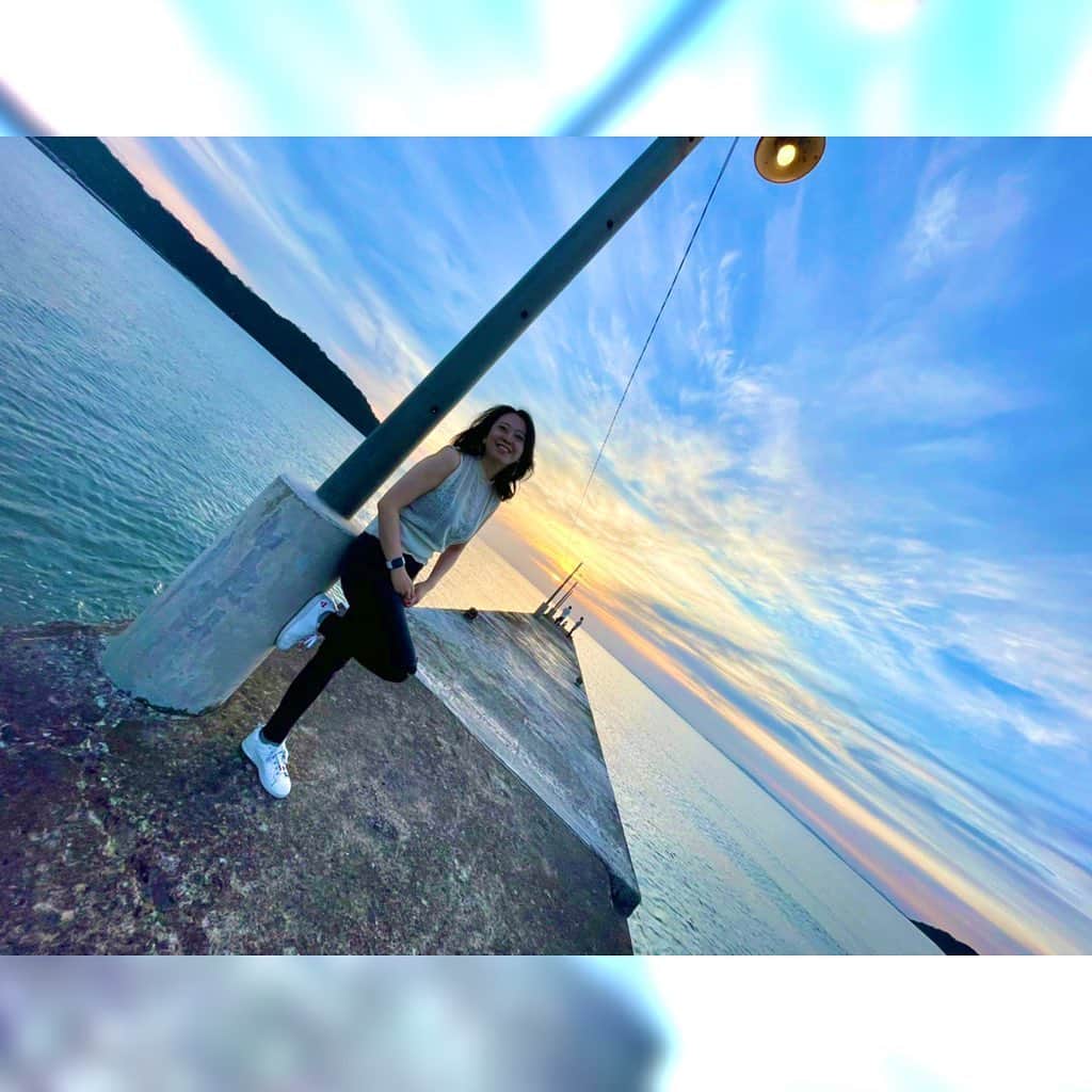 榎本温子のインスタグラム：「自然な笑顔もプロにはお手の物、、、  #岡本桟橋 #千葉県 #Chiba #drive #夕焼け #japan #声優」