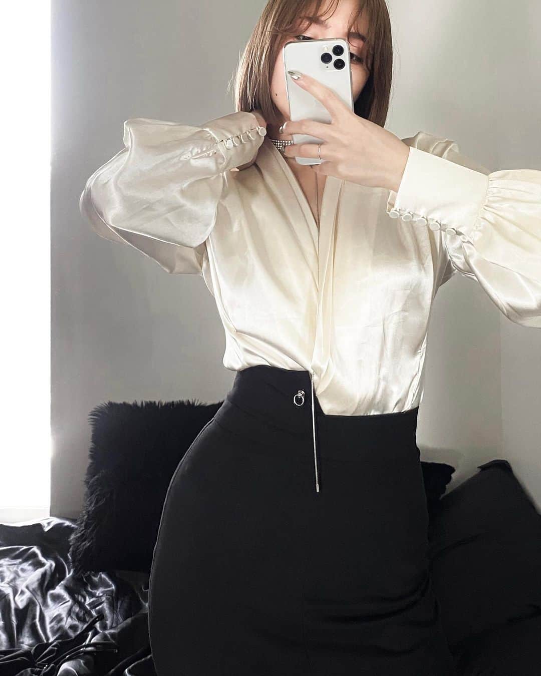 ミツギ百合のインスタグラム：「晴れの日は是非 shell satin blouseを反射させて歩いてください」