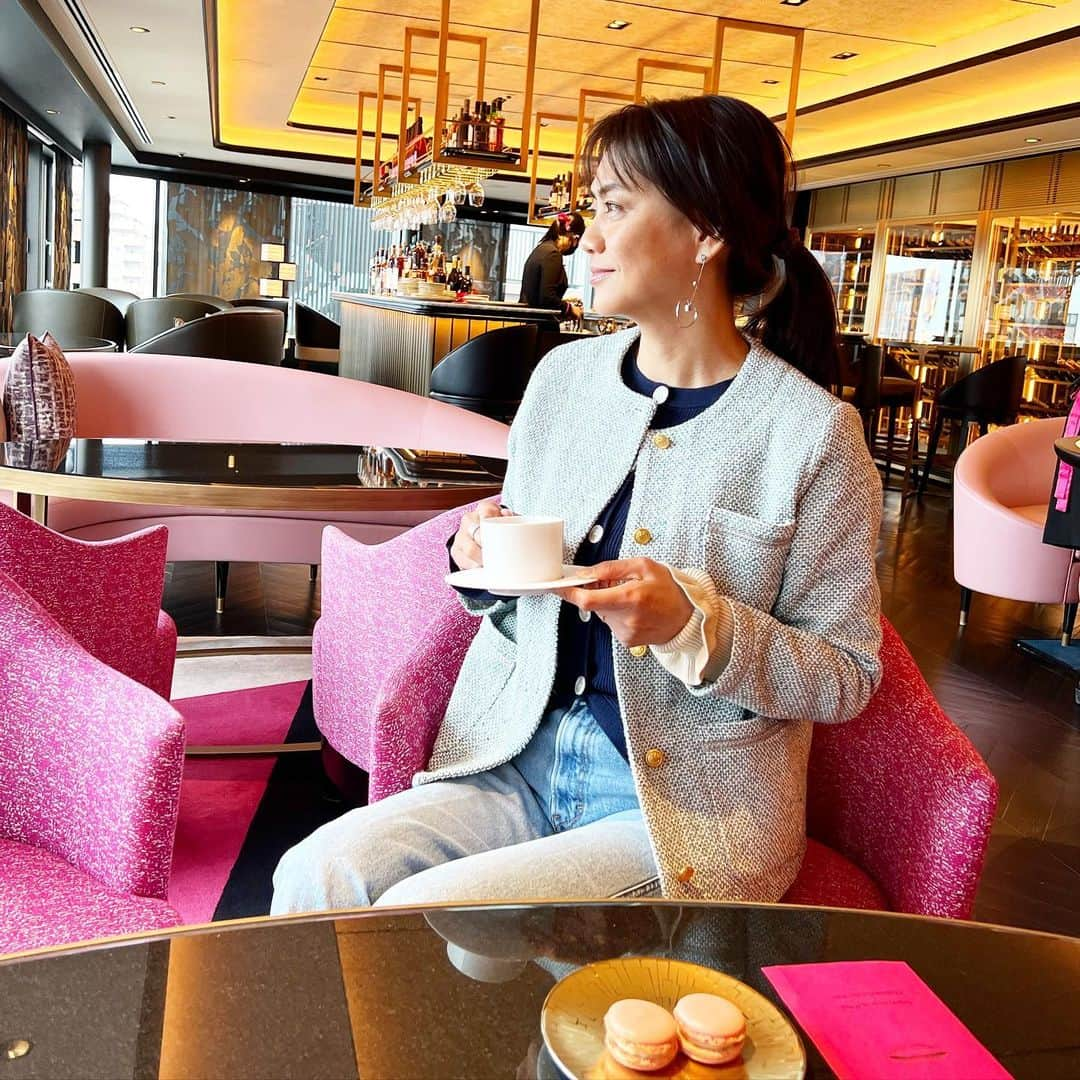 前田典子さんのインスタグラム写真 - (前田典子Instagram)「日本初で世界では2軒目となる @fauchon_lhotel_kyoto  #フォションホテル京都 💕へお泊まりしてきました #チェックイン  レセプションにて #ウェルカムティーとマカロン🫖🔴 #pinkblack 💖🖤 #マスクケースまで可愛いドピンク💕 #パリのプチホテル風  #ちょっぴりParis気分 #お部屋　のインテリアも ピンクとブラックが基調 バンブー、和紙、西陣織の椅子など 所々に和テイストがエッセンスとなっていてます🇯🇵🇫🇷  今回は仲良しの オモロいあの方と #マダム旅　ですが #可愛い連発💕 女子旅が盛り上がる #可愛いお部屋🖤💖  各部屋にある #グルメバー シャンパンピンクの扉を開けるとその中には #フォション　の #スィーツ💖 #クッキー #ケーキ 冷蔵庫には#チョコや チョココーティングのラスクなど 紅茶はもちろんFAUCHON💖☕️  お菓子は食べきれなければ お土産としてお持ち帰りＯＫで フォションの紙袋もちゃんと用意されてます🎀🖤  つづく #マエノリ旅」5月10日 23時43分 - maenorichang