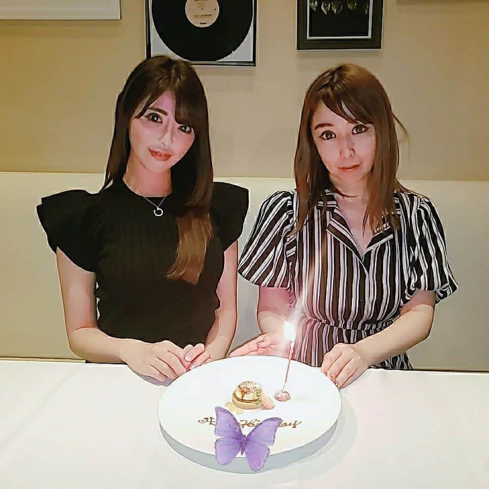 桃瀬えりなのインスタグラム：「仲良しちゃんBirthdayお祝い🥂🤍⁡⁡ ⁡喜んでくれて嬉しい💕 ⁡⁡⁡⁡⁡⁡ ⁡毎年恒例のコナン映画もやっと行けました👓🎀⁡⁡⁡今年はリピートかも❤⁡ ⁡⁡ ⁡⁡⁡⁡⁡⁡⁡ ⁡#birthday⁡ ⁡#gourmet⁡ ⁡#follow⁡ ⁡#followme⁡ ⁡#恵比寿⁡ ⁡#ソウルドレッシング⁡ ⁡#鉄板焼き⁡ ⁡#コース料理⁡ #グルメ⁡ ⁡#お誕生日お祝い🎉⁡ ⁡#渋谷 ⁡#コナン映画⁡ ⁡#ハロウィンの花嫁⁡ ⁡#コナクラ」