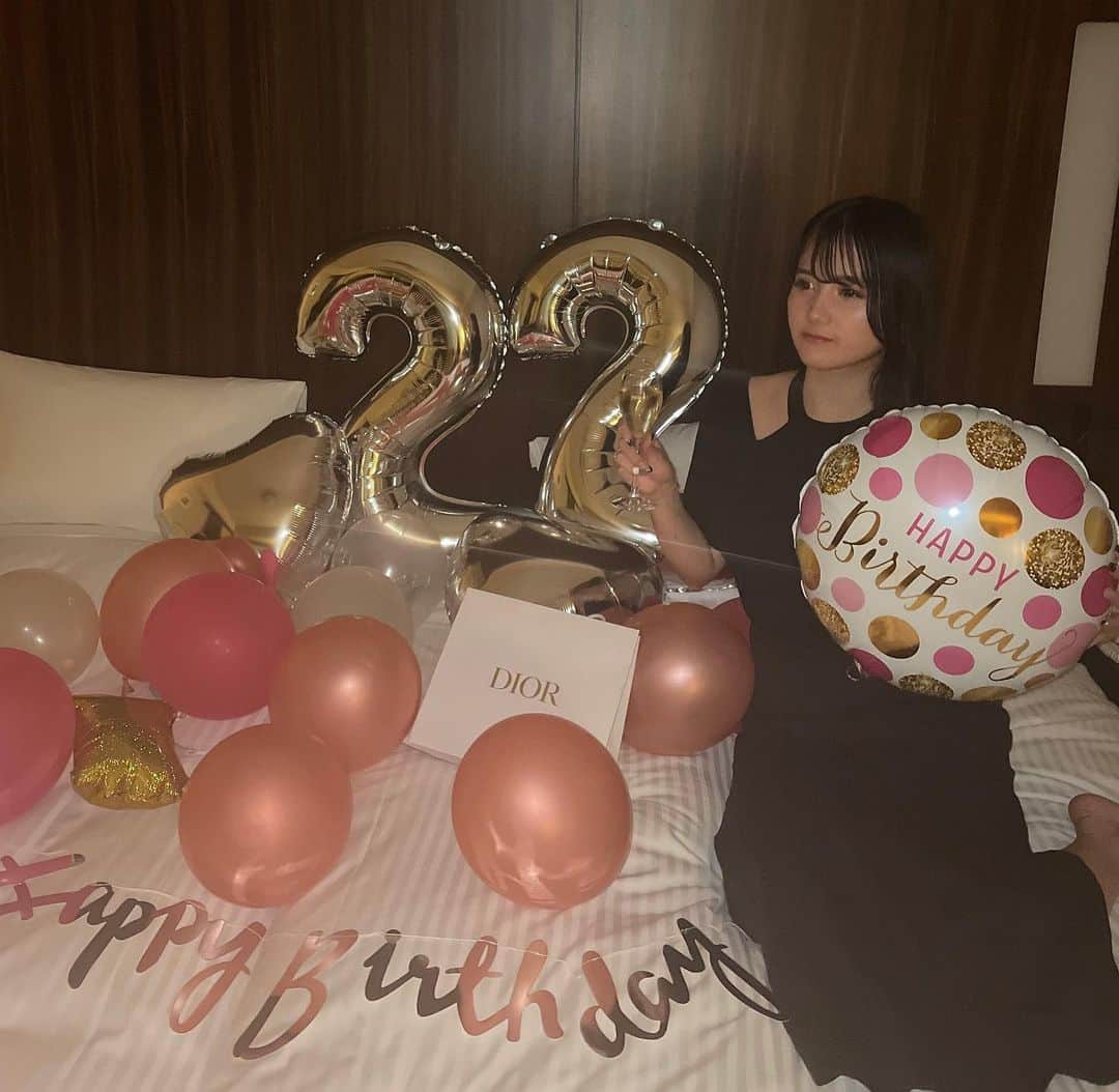 外園愛理さんのインスタグラム写真 - (外園愛理Instagram)「22歳になりました！ メッセージたくさんありがとうございます！  りなちゃんが素敵な誕生日にしてくれたよ🤍」5月10日 23時52分 - eri_hr59