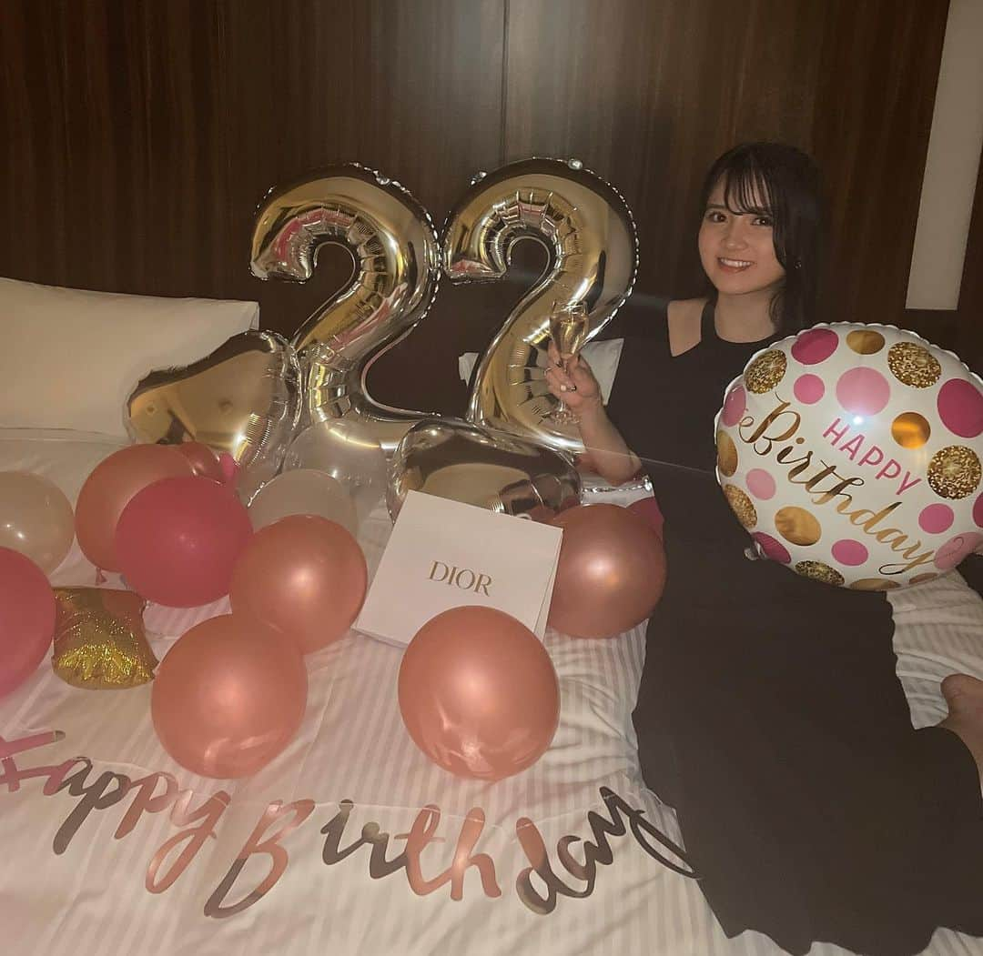 外園愛理さんのインスタグラム写真 - (外園愛理Instagram)「22歳になりました！ メッセージたくさんありがとうございます！  りなちゃんが素敵な誕生日にしてくれたよ🤍」5月10日 23時52分 - eri_hr59