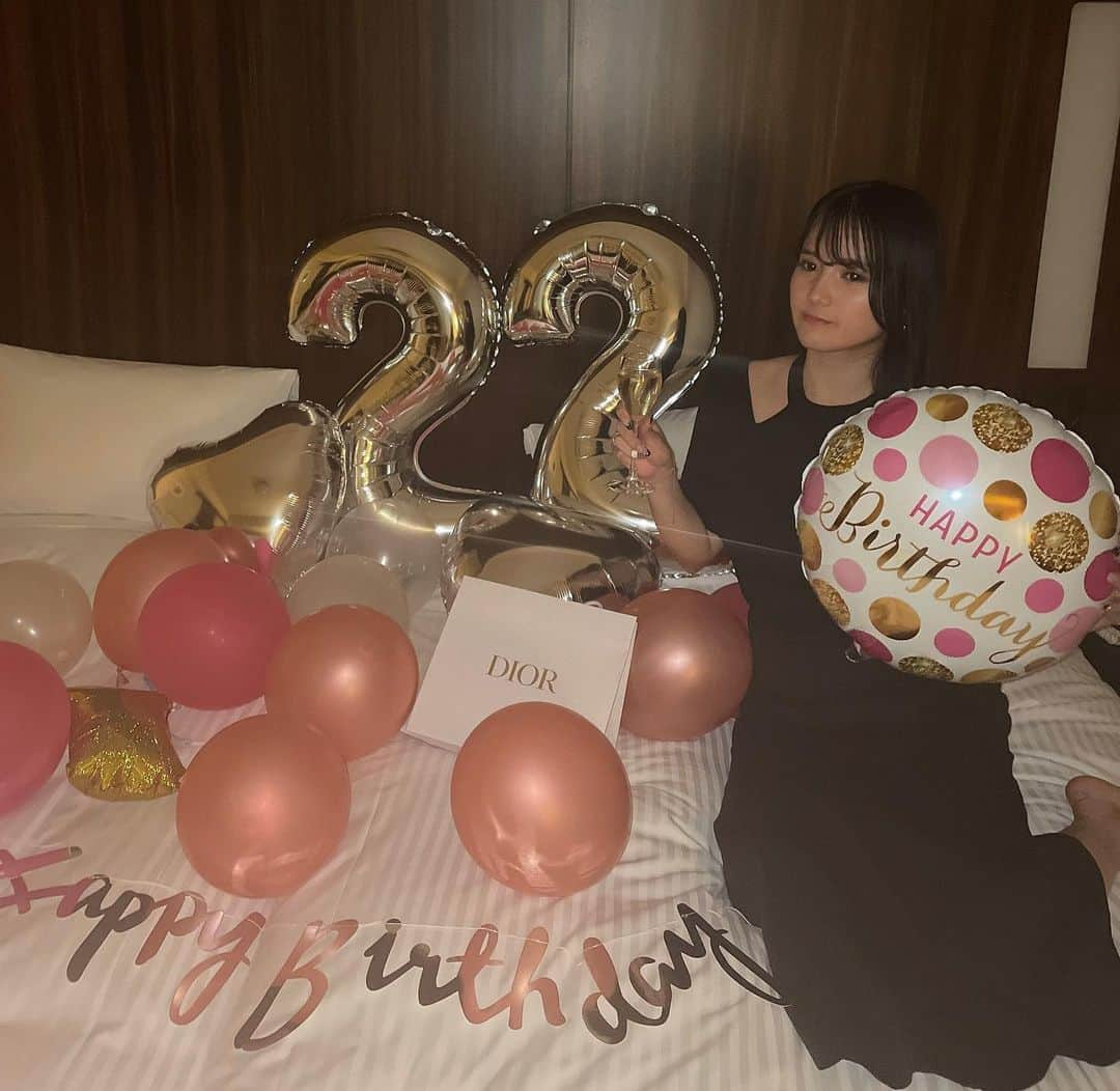 外園愛理さんのインスタグラム写真 - (外園愛理Instagram)「22歳になりました！ メッセージたくさんありがとうございます！  りなちゃんが素敵な誕生日にしてくれたよ🤍」5月10日 23時52分 - eri_hr59