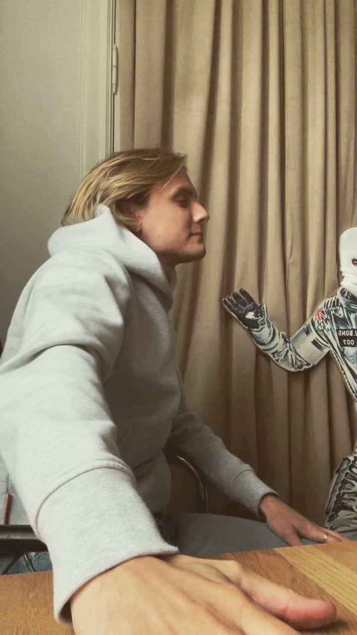 オスカー・エーネスタードのインスタグラム：「VAD SÄGER NI!? 😁 Ny låt på fredag?」
