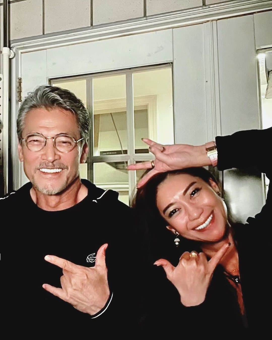 Taki Tanakaのインスタグラム：「昨日の横浜は五月晴れで、映画のワンシーンのような美しい青空の下、パパ、渡辺裕之さんは旅立ちました。  私のチャリティ活動をパパとママ、原日出子さんはご夫婦でたくさんたくさん応援して下さりました。  一緒に食事をしたり、ママのお芝居を観に行ったり、逆にパパの舞台やライブを観に行ったり。楽しかった思い出は数えきれません。  そしてパパが亡くなってからの最後の時間を、私もママや家族と共にパパの側で２日間過ごしました。 不思議な言い方になりますが、みんなでみんなを支え合うやさしい時間でした。 私に出来ることなど何もないけれど、せめてこれからもそんな時間を重ねていきたいと思っています。  パパ、ありがとう。 ハンサムでやさしくて真面目で不器用なパパが大好きです、これからもずっと。」
