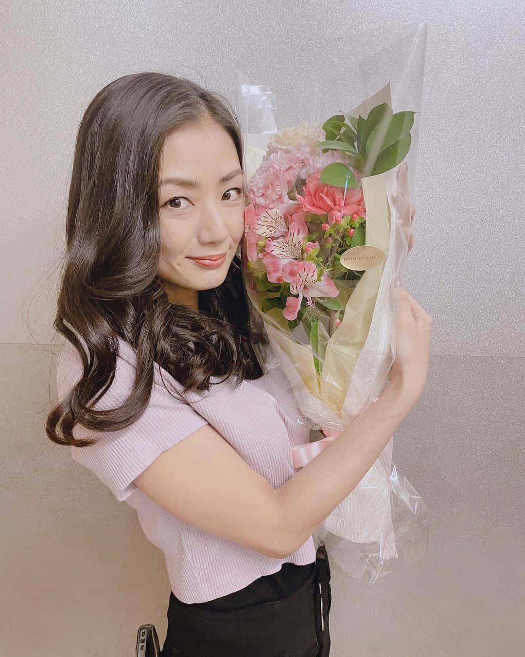 片山萌美のインスタグラム：「💐  この間 とある作品がオールアップしました お花、嬉しい🤍  #moemikatayama」