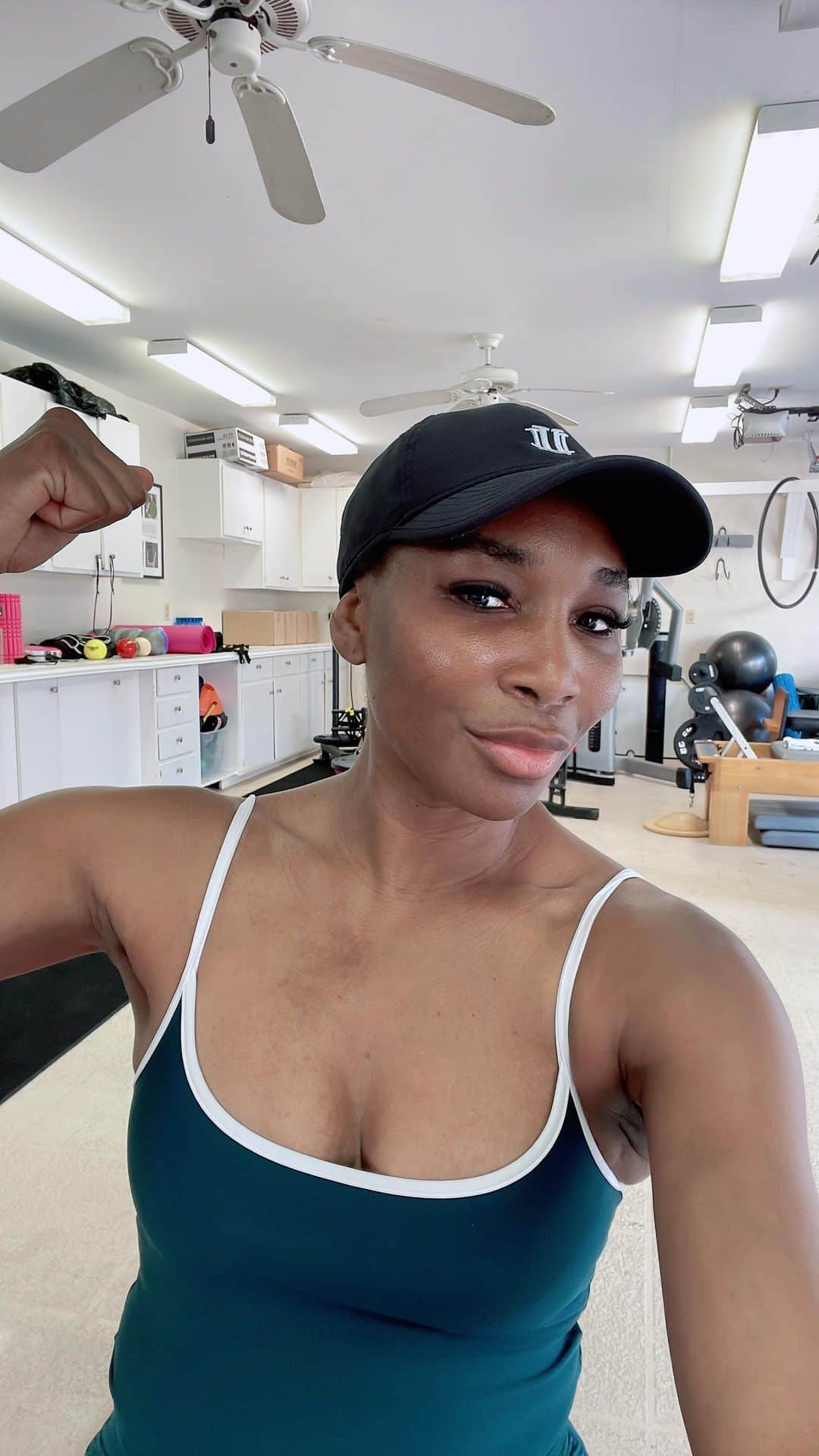 のインスタグラム：「Stabilizing the knee through glute work. Sounds strange, but it’s true. Try it! #coachvenus」