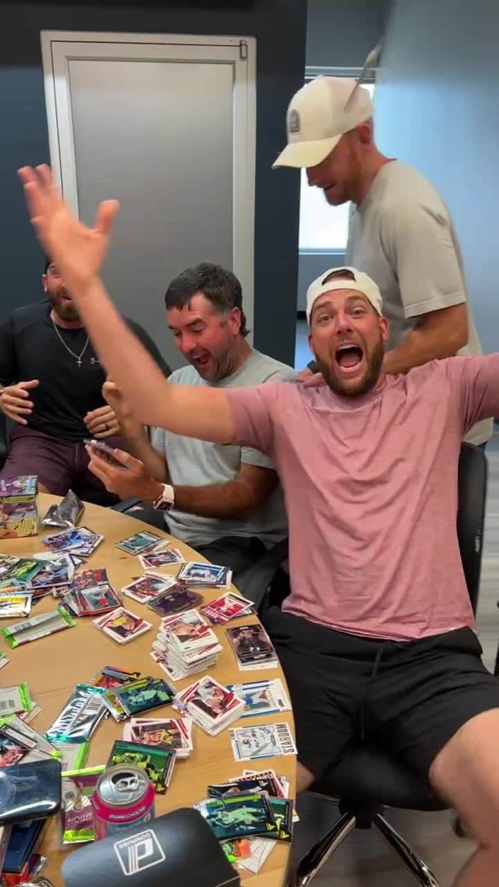 のインスタグラム：「We opened some INSANE card packs with @bubbawatson at DPHQ this afternoon…」
