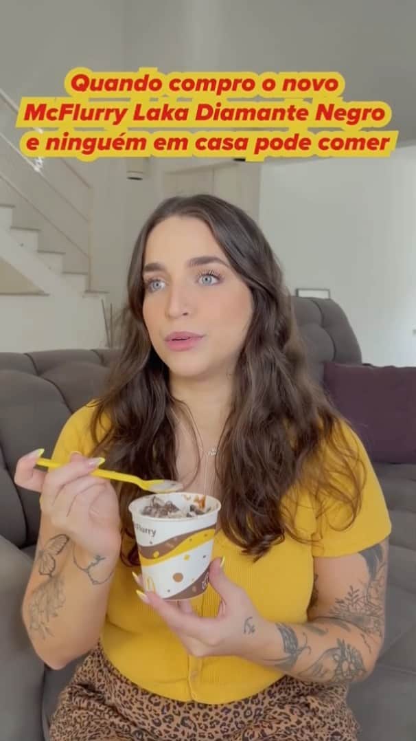 Bruna Unzuetaのインスタグラム：「Quem aqui fica triste de não poder dividir a sobremesa com ninguém? 😏  O @mcdonalds_br tem um quiosque virtual dentro do iFood que só vende as Sobremesas do Méqui. Lá você encontra essa delícia de lançamento, o MegaFlurry Laka Diamante Negro que chegou para deixar nosso dia mais gostoso ainda, agora rápido e fácil. 🤤🤍 #publicidade」