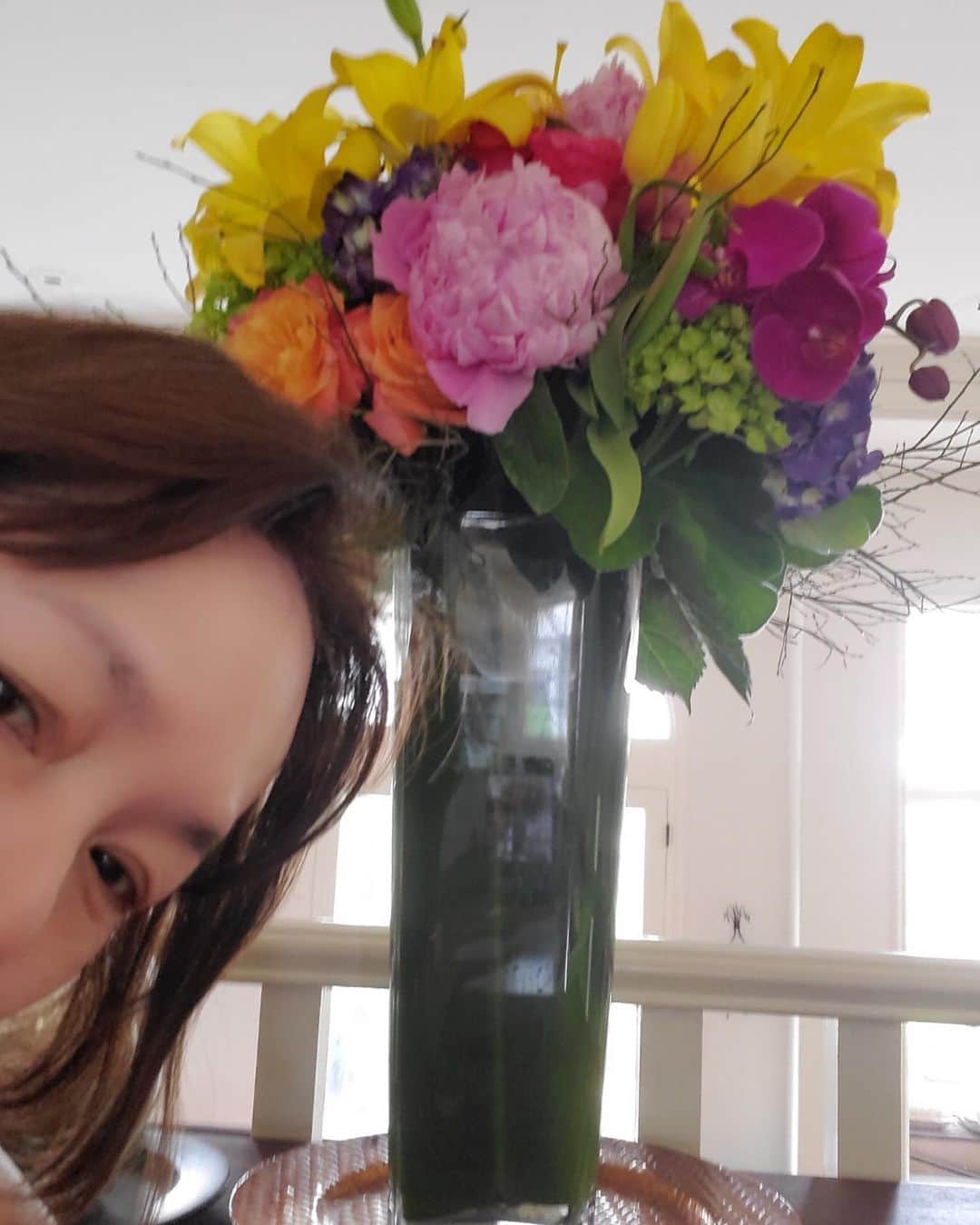 桃井かおりさんのインスタグラム写真 - (桃井かおりInstagram)「お祝いのお花いっぱいお気持ちいっぱい頂きました～🤩恐縮～です❗#la暮らし #thankyou」5月11日 8時00分 - kaori_momoi