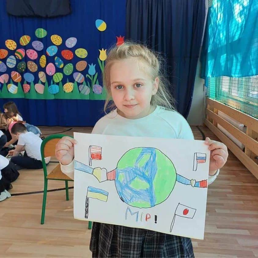 安倍昭恵のインスタグラム：「ポーランド・ワルシャワのシベリア孤児記念小学校に通うウクライナ人避難民のミラちゃん（9歳）による絵　 撮影：坂本龍太朗（日本語学校副校長）」