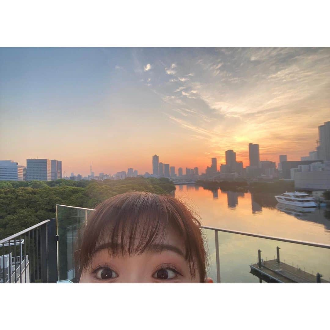 嶺百花さんのインスタグラム写真 - (嶺百花Instagram)「おはようございます  梅雨先取りのお天気が続く中で、今日は貴重な晴れとなります！洗濯物は今日のうちにしてください😊日中は半袖一枚で過ごせそうですよ！  5/10 tops #vis_jp skirt #andemiu  pierce #アネモネアクセ  5/11 one-piece #nostalgiajp   pierce #アネモネアクセ」5月11日 10時11分 - mine_momoka