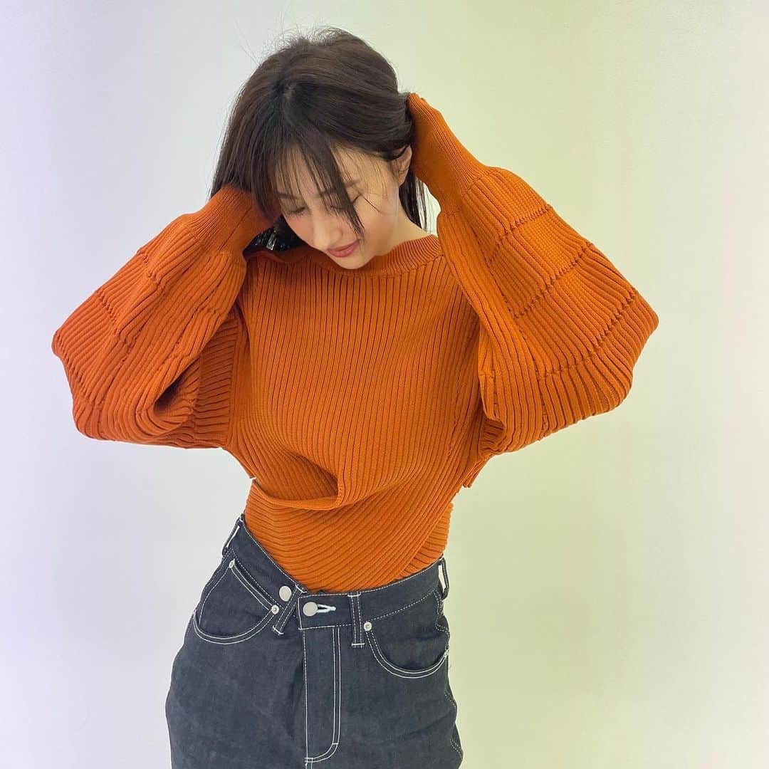 愛甲千笑美のインスタグラム：「仕事の日の私服🧸🧡  トップス @amail_official  ボトムス　@basicks_official」