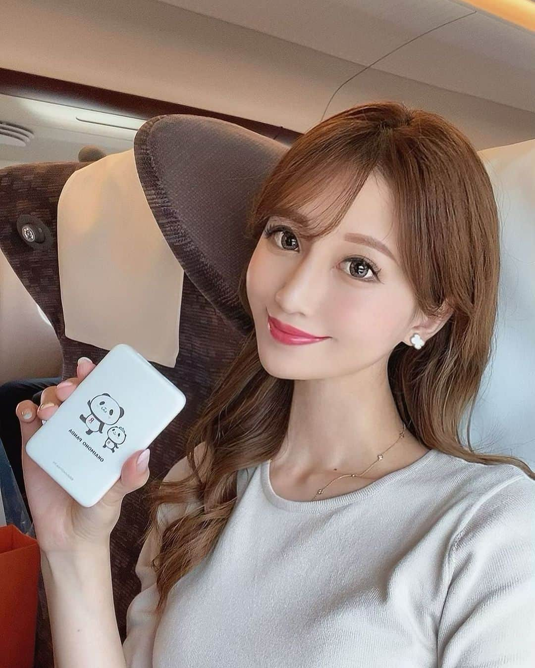 山下莉果のインスタグラム：「楽天モバイルを使ってみて1ヶ月経ったからレポするね❤️🥰  浜松での仕事や、遠出したり、電車に乗ったり、いつも通り生活して、通信トラブルなく使えたよー🥺🌸  わたしの場合は¥2,178(税込)だった😆❣️ いつもの携帯料金¥15,000程に比べたらお得すぎて本っっっ当感動😭🙏🏻✨  どれだけ使ったかもこまめにチェックできるから安心だし、もはやどんだけ使ってもデータ無制限で¥3,278(税込)だからおすすめすぎるよ〜🤣💕✨ ※通信速度の制御の場合あり。エリア外最大1Mbps。通話料等別  これだけお得で快適に使用できるから、引き続き使ってまたレポするね〜🫡🌸 #楽天モバイル #PR」