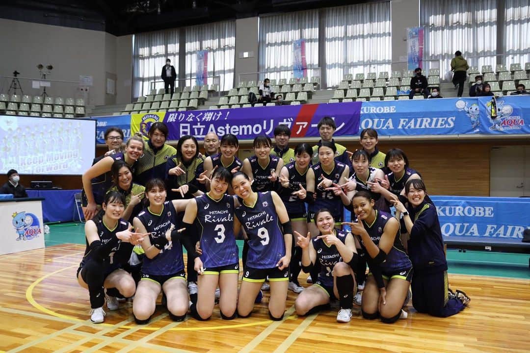 入澤まいのインスタグラム：「🐰🏐 . 今シーズンもたくさんの応援ありがとうございました。 コロナ禍ということもあり、制限など色々厳しいなかで 変わらず応援してくださった方々、 試合を開催するにあたって運営に携わってくれた全ての方々、 本当にありがとうございました。 たくさんの方の支えや協力･理解があって 成り立っていることがたくさんあるんだと 改めて強く感じました。 その事への感謝の気持ちを常に持ち、 来シーズンに向けてまた頑張っていきますので これからも応援よろしくお願いいたします🙇🏻‍♀️ 今シーズン、本当にありがとうございました❣️ . . いつも素敵な写真を撮っていただきありがとうございます🙇🏻‍♀️ 投稿に使用させていただきました🫡 . . #日立Astemoリヴァーレ🐰 #Vリーグ」
