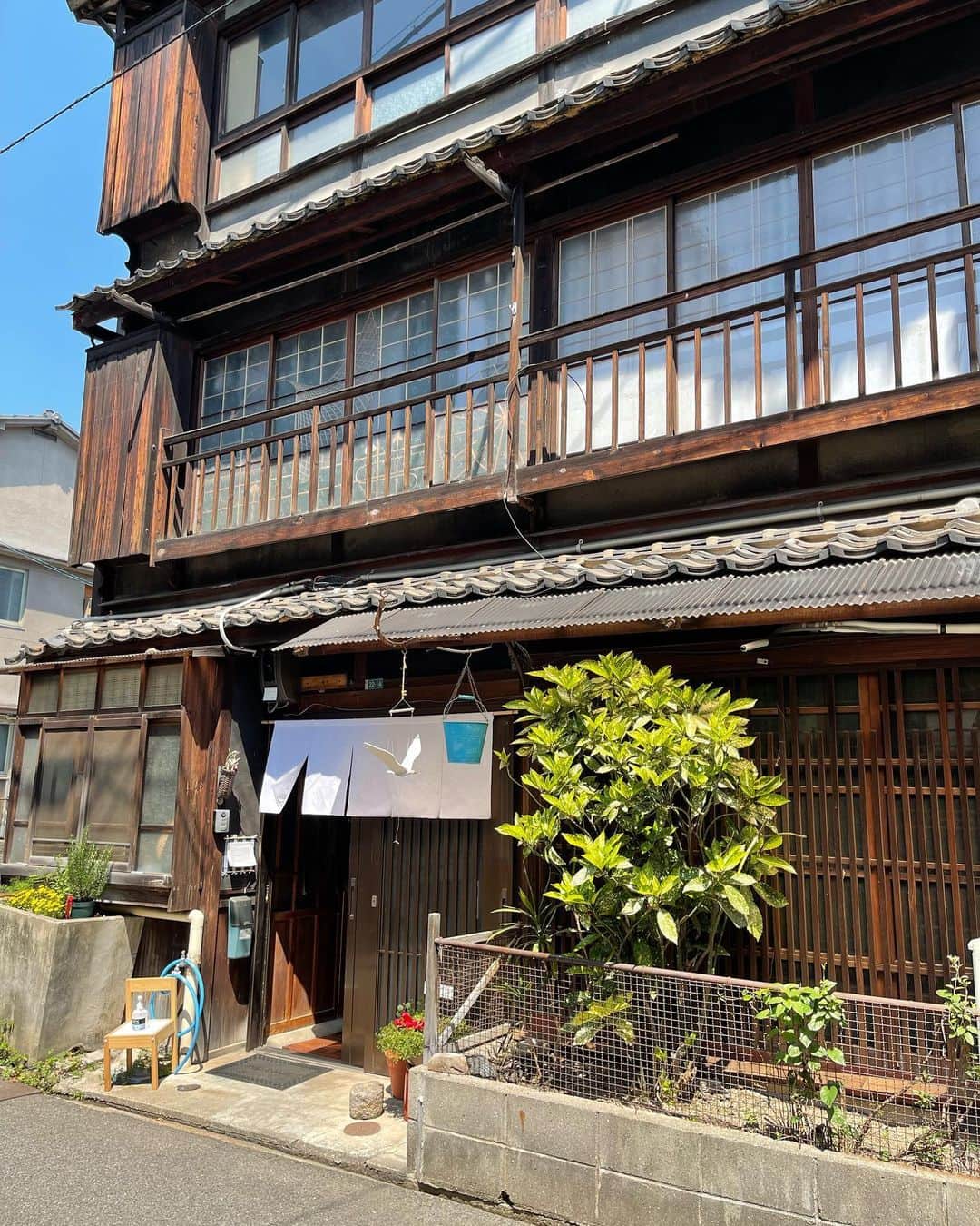 山本モナのインスタグラム：「尾道に新しくできた、パティスリー汽笛　@weekend_onomichi 。 正直、こんなに美味しいフランス伝統菓子が尾道で食べられる日が来るとは思わなかった。  尾道のレモンを手絞りでたくさん使った、レモンケーキは絶品！ とても手間をかけて作ってらして毎週出せる数が決まっているとおっしゃっていたけど、出会えたらぜひ💕 91歳の叔母が、こぉに美味しいレモンケーキを食べたんは初めてじゃねぇ。もう他のは食べられんねぇと言ってました(笑) 個人的には、カトルカールもすき😊 子供達は、サブレを毎日のように(というか毎日)食べてました😂  @尾道 @パティスリー　 @patisserie汽笛 @パティスリー汽笛 @weekend_onomichi」