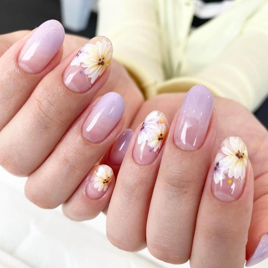 白川麻里のインスタグラム：「★★★ 大人なフラワーデザイン✨ ご新規枠少しですがございます。ご希望の方は TEL 078-981-3322 . . #パラジェル #paragel ##大人ネイル #春ネイル #フレンチネイル #シンプルネイル #フラワーネイル #spring #ジェルネイル #nails #nailart #美甲 #手繪 #指甲 #凝膠 #네일스타그램 #네일아티스트 #네일리스트 #네일아트 #네일 #beauty #instagood #kawaii #japanesenails #instanails #白川麻里」