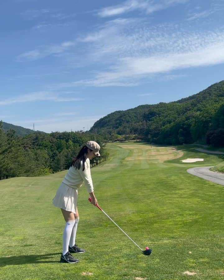 クォン・スジョンのインスタグラム：「⛳️🏌🏻‍♀️ #골프 #골린이 #라베 했똬 🥹🥹🥹🥹🥹 #golf #필로스cc」