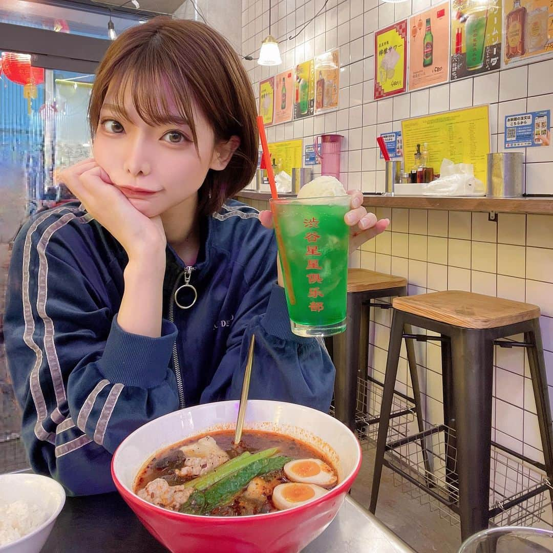 米倉みゆさんのインスタグラム写真 - (米倉みゆInstagram)「渋谷で麻辣湯食べる時は絶対ここくる🫶🏻🌶🍜 . ⑤の薬膳大辛に細春雨🥹 前回は⑤の中華麺でそんなに辛くなかったけど春雨だとスープ絡むから結構辛かったかも！(笑) . ⑥の激辛なら中華麺がオススメ🫡 . . ここ半年で10箇所以上都内の麻辣湯のお店行ったけど ただ辛いだけとか、辛くなくて痺れるだけとか、春雨美味しくないとか、やたらグラム売で高くなるとか 色んなお店あるけど🫠㊙️…(笑) . 星星倶楽部は全てにおいてちょうどよくて、美味しい❤️‍🔥 . . 1人でも入りやすいからみんなも行ってみてねー！！！ . . . . . . . . #もぐもぐする米倉  #春雨スープ専門店 #麻辣湯 #渋谷グルメ #薬膳料理 #メロンクリームソーダ #中華料理 #四川麻辣湯 #渋谷星星倶楽部 #美味しい #美味しいもの #美味しいお店 #おいしい #渋谷 #渋谷ランチ #渋谷ディナー #渋谷カフェ #渋谷デート #女子会 #ショートヘア #ショートカット #ショートボブ #ボブスタイル #ジャージ #お洒落さんと繋がりたい #tokyo #hot #japan #lifestyle #like PR」5月11日 11時26分 - yone__miyu630