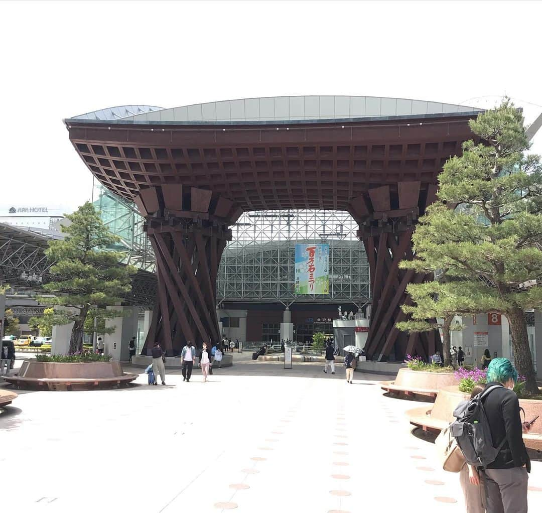 越川優さんのインスタグラム写真 - (越川優Instagram)「故郷 石川県金沢市 に帰ってきました😌  引退のご報告を、恩師や、後援会の方々へ🙇‍♂️  今回、あんまり時間なくて、まだまだ行きたいところ、行かなきゃ行けないところに行けなかったけど、また時間作って戻ってこようと思っています😊  金沢はゴールデンウィークを終えても、観光しに来られる方もまだまだいらっしゃいました😊  たくさんの方々に、金沢の良いところに触れてほしいな😌  #越川優  #いしかわ観光特使  #石川県  #金沢市  #金沢駅  #鼓門  #グルメ  #金沢グルメ  #カレーのチャンピオン  #チャンカレ  #金沢カレー  #元祖  #恩師  #角雅也  #いろいろな後輩」5月11日 11時35分 - yu_koshikawa