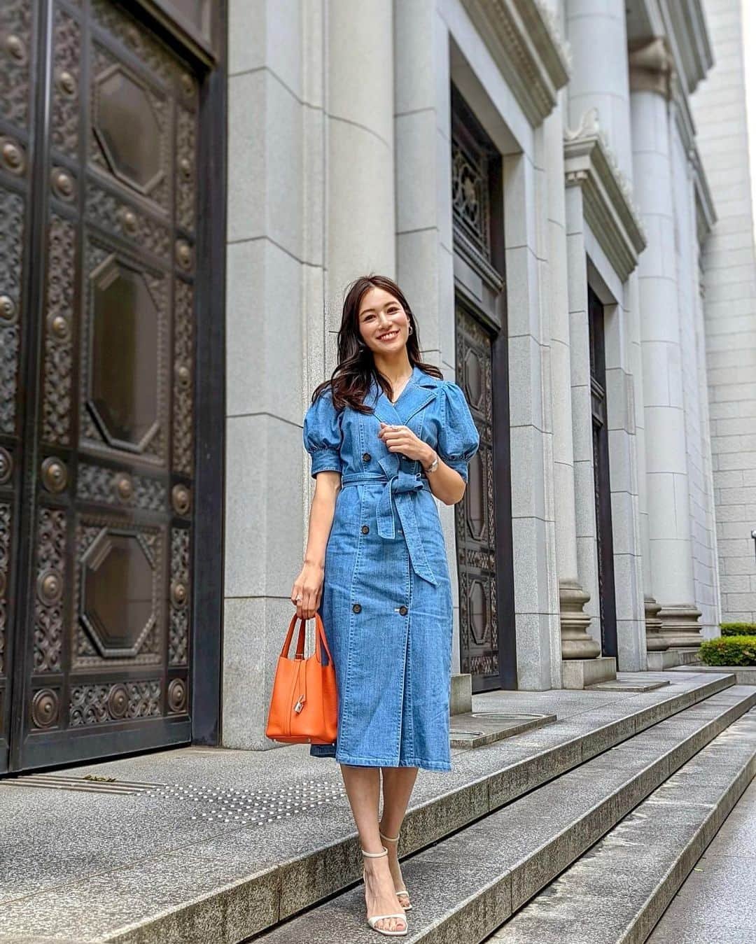 石井里奈さんのインスタグラム写真 - (石井里奈Instagram)「こんにちは💕 昨夜の投稿の全身コーデ🥹❣️ スタイル良く見えてキチンと感もあるデニムワンピース💜👗 . エレノアのお洋服はどれもスタイル良く見えて素敵な女子に魅せてくれるから大好き♥️ 今日から18日まで新宿ルミネ2でPOP UPもやるみたい🥰 . 私も期間中観に行く予定だよん🥰 . dress... @elenore_official  bag... @hermes  sandals... @charleskeith_jp  . デニムとビタミンカラーの組み合わせって可愛いよね〜🍊 ネイルも変えてナチュラルベージュな品ある大人女子ネイルに💅💕 @risa.ujunail ちゃんいつもありがとうー！😚ちょろっとゴールド入ってるのがおしゃかわ♥️ . また投稿します💛 . #りなまるコーデ #コーデ #コーディネート #elenore #エレノア #ピコタン #ピコタンロック #ピコタンロックpm #hermes #エルメス #デニムワンピース #デニムワンピ #denimdress #denimstyle #大人女子コーデ #大人女子 #新宿ルミネ2 #新宿ルミネ #お買い物 #大人カジュアル #着痩せコーデ #モテコーデ #モテ #デニム #denim #夏服コーデ #夏コーデ #夏服 #コーディネート #コーデ #summervibes #summerfashion」5月11日 11時55分 - ri7tin1025