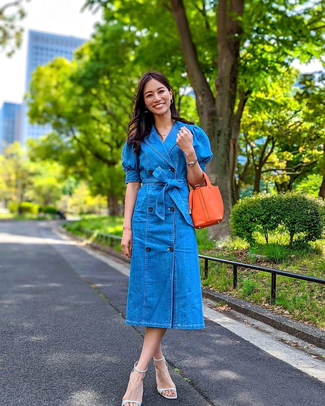 石井里奈さんのインスタグラム写真 - (石井里奈Instagram)「こんにちは💕 昨夜の投稿の全身コーデ🥹❣️ スタイル良く見えてキチンと感もあるデニムワンピース💜👗 . エレノアのお洋服はどれもスタイル良く見えて素敵な女子に魅せてくれるから大好き♥️ 今日から18日まで新宿ルミネ2でPOP UPもやるみたい🥰 . 私も期間中観に行く予定だよん🥰 . dress... @elenore_official  bag... @hermes  sandals... @charleskeith_jp  . デニムとビタミンカラーの組み合わせって可愛いよね〜🍊 ネイルも変えてナチュラルベージュな品ある大人女子ネイルに💅💕 @risa.ujunail ちゃんいつもありがとうー！😚ちょろっとゴールド入ってるのがおしゃかわ♥️ . また投稿します💛 . #りなまるコーデ #コーデ #コーディネート #elenore #エレノア #ピコタン #ピコタンロック #ピコタンロックpm #hermes #エルメス #デニムワンピース #デニムワンピ #denimdress #denimstyle #大人女子コーデ #大人女子 #新宿ルミネ2 #新宿ルミネ #お買い物 #大人カジュアル #着痩せコーデ #モテコーデ #モテ #デニム #denim #夏服コーデ #夏コーデ #夏服 #コーディネート #コーデ #summervibes #summerfashion」5月11日 11時55分 - ri7tin1025