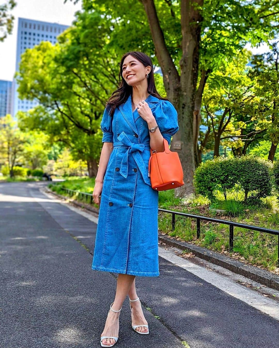 石井里奈さんのインスタグラム写真 - (石井里奈Instagram)「こんにちは💕 昨夜の投稿の全身コーデ🥹❣️ スタイル良く見えてキチンと感もあるデニムワンピース💜👗 . エレノアのお洋服はどれもスタイル良く見えて素敵な女子に魅せてくれるから大好き♥️ 今日から18日まで新宿ルミネ2でPOP UPもやるみたい🥰 . 私も期間中観に行く予定だよん🥰 . dress... @elenore_official  bag... @hermes  sandals... @charleskeith_jp  . デニムとビタミンカラーの組み合わせって可愛いよね〜🍊 ネイルも変えてナチュラルベージュな品ある大人女子ネイルに💅💕 @risa.ujunail ちゃんいつもありがとうー！😚ちょろっとゴールド入ってるのがおしゃかわ♥️ . また投稿します💛 . #りなまるコーデ #コーデ #コーディネート #elenore #エレノア #ピコタン #ピコタンロック #ピコタンロックpm #hermes #エルメス #デニムワンピース #デニムワンピ #denimdress #denimstyle #大人女子コーデ #大人女子 #新宿ルミネ2 #新宿ルミネ #お買い物 #大人カジュアル #着痩せコーデ #モテコーデ #モテ #デニム #denim #夏服コーデ #夏コーデ #夏服 #コーディネート #コーデ #summervibes #summerfashion」5月11日 11時55分 - ri7tin1025