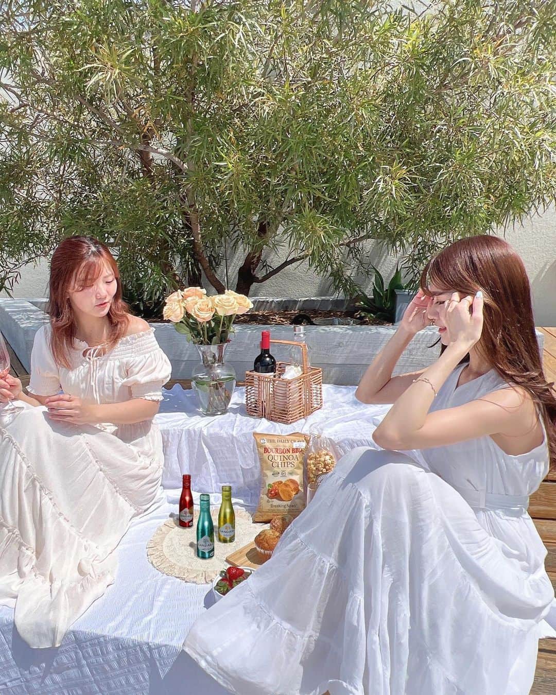 のインスタグラム：「𝓅𝒾𝒸𝓃𝒾𝒸 𝒶𝓉 𝒽𝑜𝓂𝑒 🥂🫧 　 えりかちゃんと女子会ピクニック🌼 可愛いものを沢山並べてみたよ🧺 　 この日の乾杯はスペインのブランドのSANDARAで🥂 可愛いミニボトルが女子会にピッタリなの☺︎ 　 私は2枚目に載せた真っ赤なブラッドオレンジ味がお気に入り🍷 華やかなボトルが写真映えもバッチリ📷 　 　 　 そんなSANDARAでは、6/12まで「ワタシとサンダラと女子会」キャンペーンが開催中です🌸  ■キャンペーン情報 ・6月12日まで「ワタシとサンダラと女子会」キャンペーンを開催。 　①サンダラ公式インスタグラム（　@sandara_japan )をフォロー 　②サンダラが写っている写真を撮影 　③「#サンダラ」「#ワタシとサンダラ」のハッシュタグをつけて投稿して応募完了。 　 ■キャンペーン景品 ・ar編集部セレクト「女子会が映えるグッズ」GLASSHOUSEアロマキャンドル＋SANDARA詰合せ　10名様 ・「おうち女子会が盛り上がる」バルーンセット＋SANDARA詰合せ　20名様 ・SANDARA詰合せセット　50名様  是非みんなも応募してみてね💓  #女子会#おしゃピク#ピクニック#お出かけ#お出かけコーデ#おうちカフェ#ワイン#スパークリングワイン#可愛い#アウトドア#キャンプ#アウトドア好き#pr」