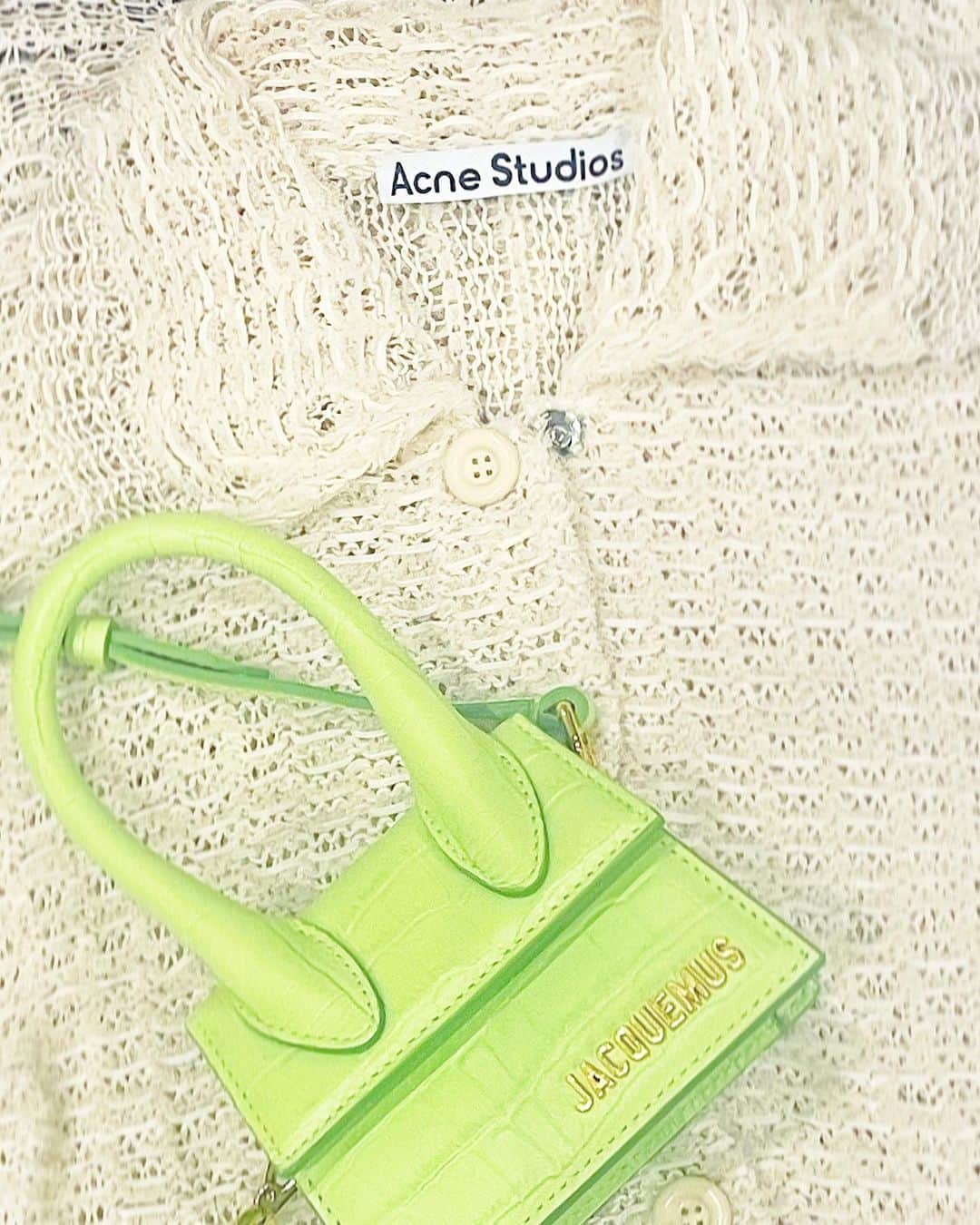 水沢アリーのインスタグラム：「密着の日のファッション 🤍@acnestudios  💚@jacquemus」