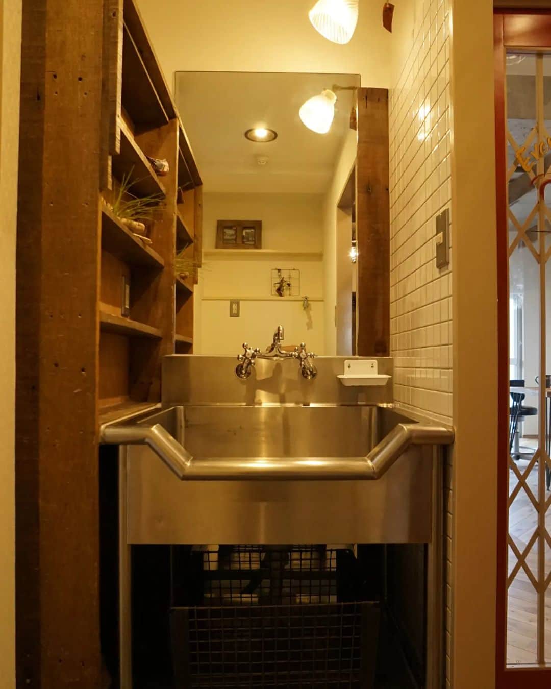 k-industrialのインスタグラム：「厨房用の流し台を使った洗面台と古材を使った収納  どんな過酷な使い方にも耐えられます（笑）  #川口市　#リノベーション　#川口市マンション　#803 　#山際建設　#洗面所」