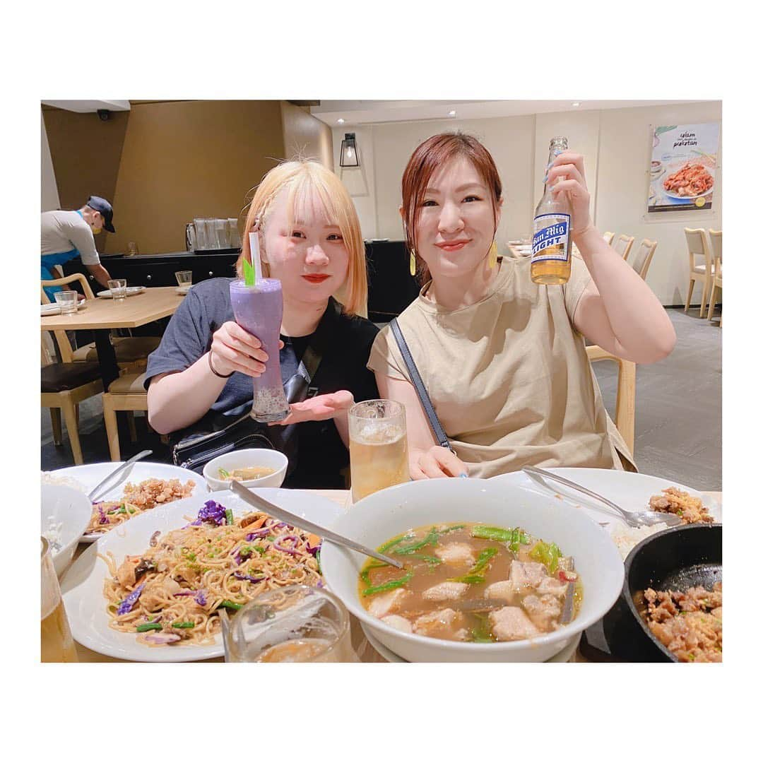 中島安里紗さんのインスタグラム写真 - (中島安里紗Instagram)「ひたすらに食べて飲んでし続けたフィリピン2日目🇵🇭 フィリピンのプロレスラーJDLがショッピングモールの中のレストランや、お洒落なバー、素敵なビアテラスに連れて行ってくれました🍺🌿 ご飯はとにかく美味しいし、外で飲むビールはやっぱり格別っ🌞 フィリピンのビールの定番はサンミゲルライト(写真5枚目)、サンミゲル、レッドホース(写真1.2枚目)で、レッドホースはアルコール度数高め！！ 私のイチオシです🍺🐴🔥  #SEAdLINNNG #seadlinnng女子プロレス #シードリング #女子プロレス #女子プロレスラー #プロレス #プロレスラー #prowrestling #prowrestler #中島安里紗 #南月たいよう #海樹リコ #フィリピン #マニラ #Philippine #philippines #manila #🇵🇭 #旅 #旅行 #trip #travel #海外  #happy #enjoy #ビール #beer #sanmiguel  #redhorse #外で飲むビール最高」5月26日 0時40分 - arisa__nakajima