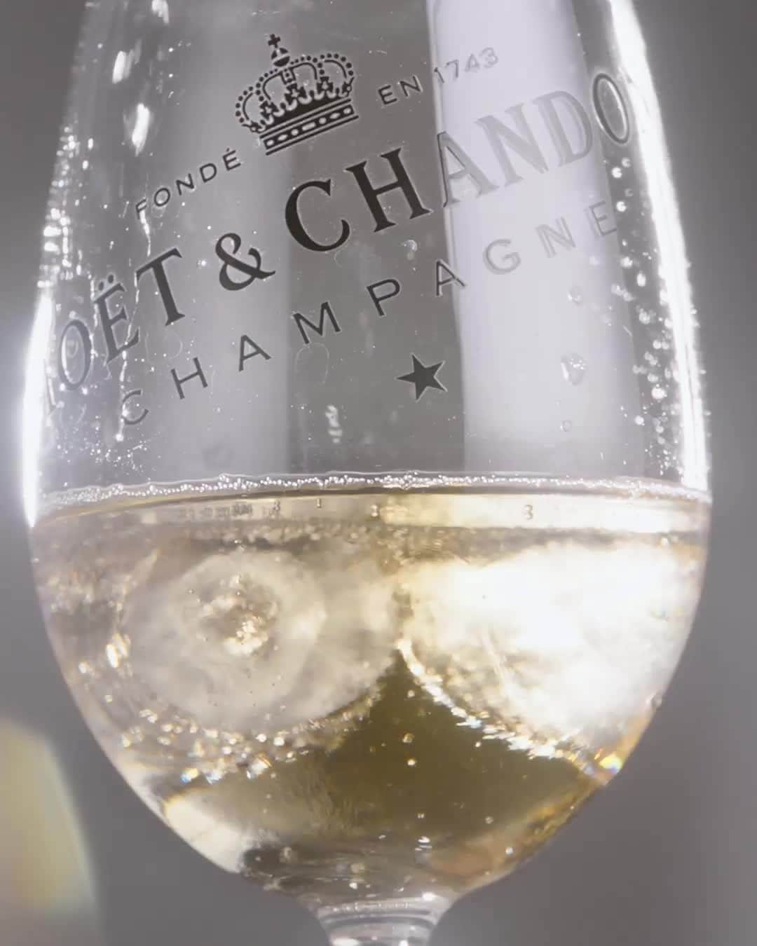 Moët & Chandon Officialのインスタグラム：「Ice please. Have you ever thought about completing the blend of your Champagne on your own? Ice Impérial is created for this purpose, as three cubes is all it takes for the ultimate summer tasting experience.   #ThePerfectServe #MoetChandon  This material is not intended to be viewed by persons under the legal alcohol drinking age or in countries with restrictions on advertising on alcoholic beverages. ENJOY MOËT RESPONSIBLY.」