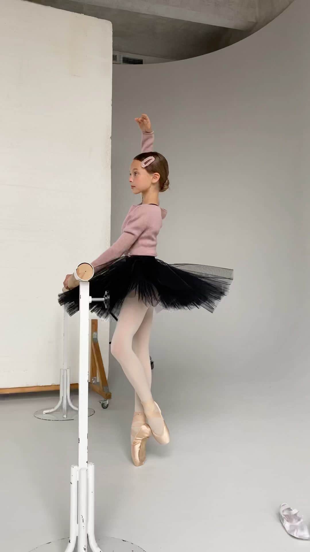 アンナ・ヴァワガさんのインスタグラム動画 - (アンナ・ヴァワガInstagram)「Всем спасибо за поддержку🫶🏼, Анна сдала✅, ура 🥳 И уже завтра у нее экзамен по историческому танцу, держим🤞🏼 Кофточка🩰 #loropiana от 💕 @katerina_loskutova_」5月26日 1時06分 - annapavaga
