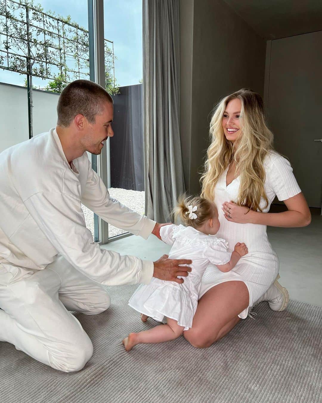 ロミー・ストリドのインスタグラム：「Soon we will be a family of 4, can’t wait 🥹🤍」