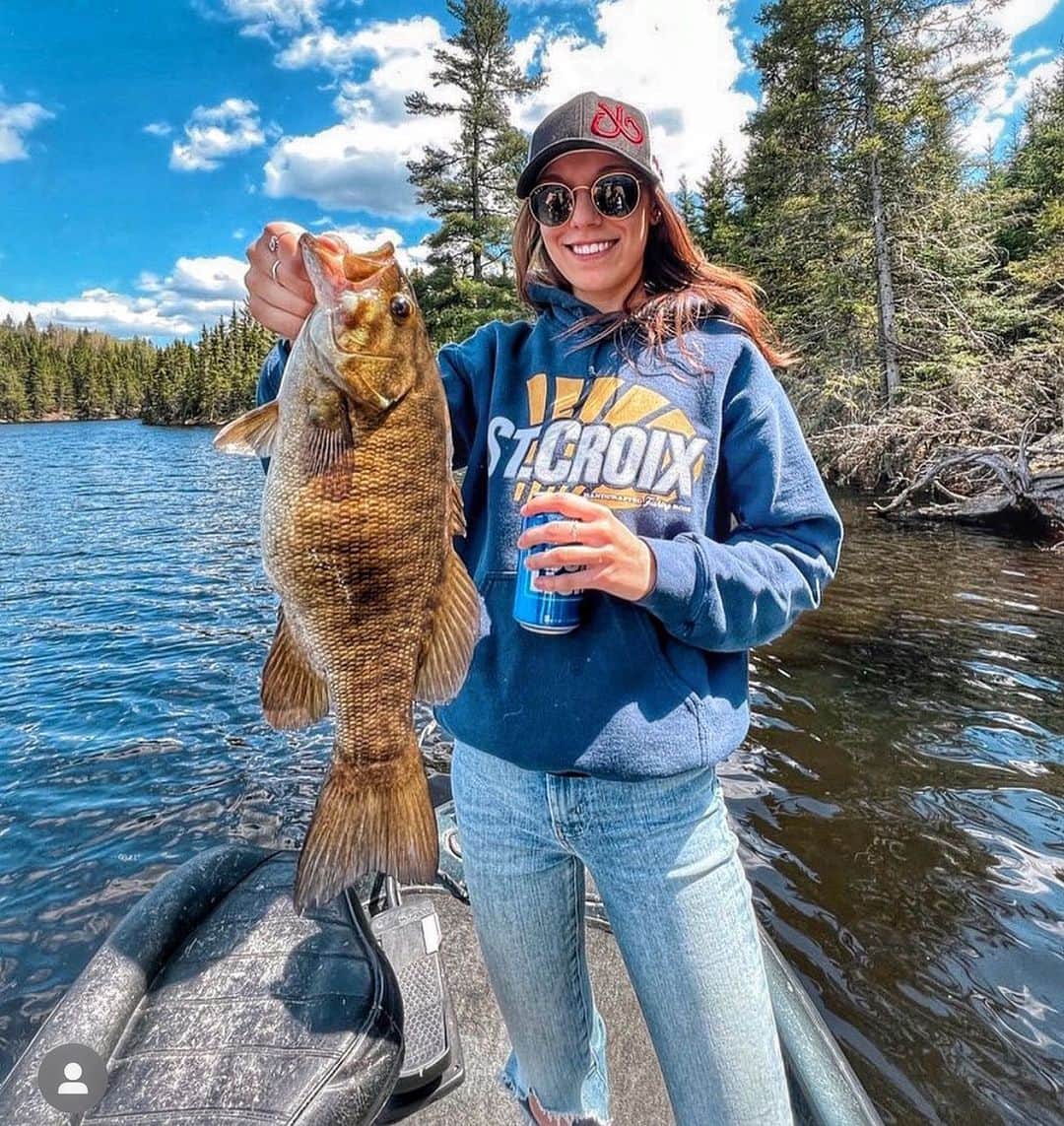 Filthy Anglers™のインスタグラム：「Awesome catch and photo from @cheydasilva - I see that Bud Light 🍺! www.filthyanglers.com #fishing #filthyanglers #outsoors #bassfishing #angler #outdoors #girlswhofish #hunting」
