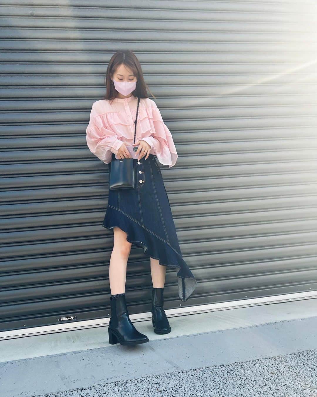 芹澤優のインスタグラム：「・  可愛い靴はだいたい痛い。」