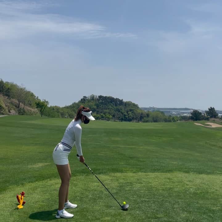 リュ・ジヘのインスタグラム：「⛳️ 잡생각 ㄴㄴ 본능적으로 ㄱㄱ  #골프스타그램 #드라이버스윙 #골프 #스윙영상 #골프스윙 #여자골프」