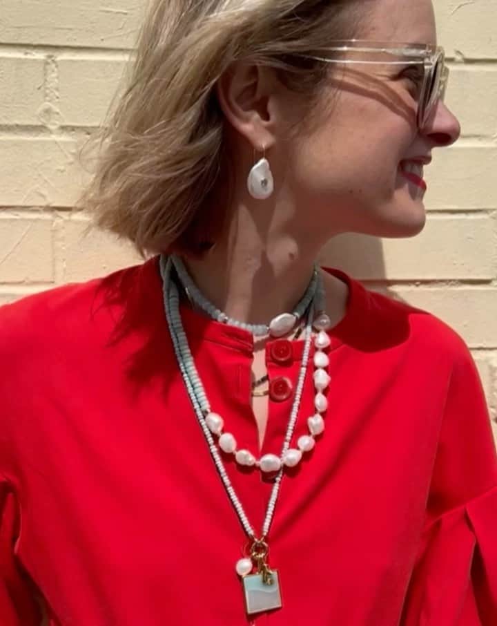 リジー フォルトゥナートのインスタグラム：「The days are getting longer & we’re even more excited than usual to get dressed💃 Our favorite fool-proof accessory❔Pearls of course 〰 #lizziefortunato」