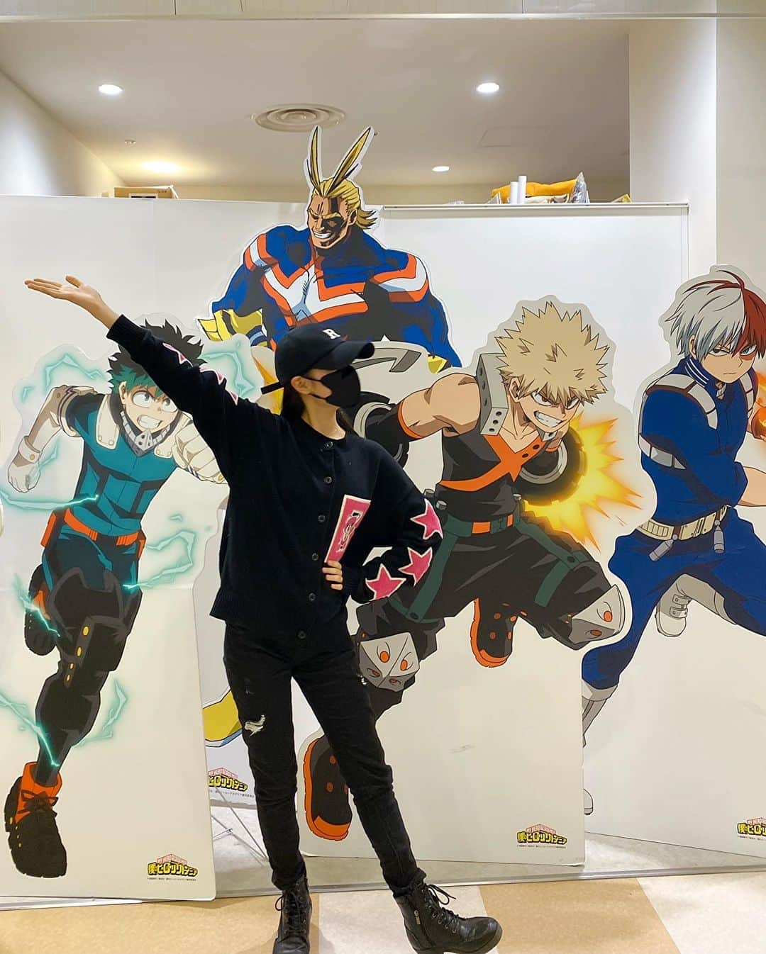 藤岡舞衣のインスタグラム：「‪* ⁡ お久しぶりです!! この間、兄弟とお出かけ中に𓂃‪໒꒱· ﾟ ⁡ お兄ちゃんに勧められて見事にハマったアニメ 「僕のヒーローアカデミア」のキャラクターの等身大パネルをショピングモールの閉店5分前に見つけて、少しの間だけ、はしゃぎながら写真撮りました🥰 ⁡ その日、何故か全身黒コーデだったので黒ずくめ見たい!って兄弟に言われてました...(ฅฅ⸝⸝⸝) このカーディガンお気に入り❤︎𓈒𓂂𓏸 ⁡ #藤岡舞衣#fujiokamai #hys #hystericglamour #お出掛け#兄弟#黒コーデ#黒ずくめ #僕のヒーローアカデミア#アニメ#漫画 #緑谷出久#爆豪勝己#轟焦凍#オールマイト」