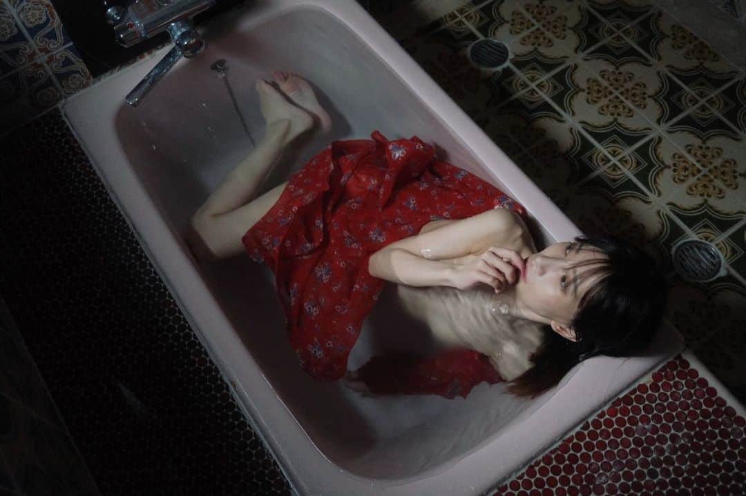 名無しの千夜子のインスタグラム：「I wish I had a beautiful caudal fin...like a goldfish.」