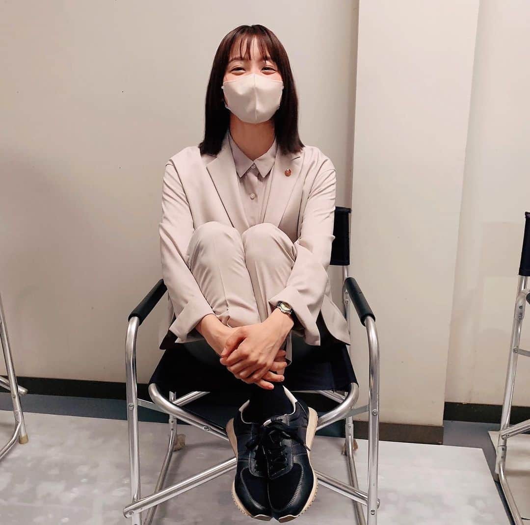 深川麻衣 のインスタグラム：「#特捜9 今夜もありがとうございました✨ ラストにキュンとした第6話でした…☺️ そして、、実は5話から高尾の靴がヒールからスニーカーに。気づいてくださった方いるかな…？笑 これからもこのスニーカーと共に捜査で走り回ります🏃‍♀️🏃‍♀️」