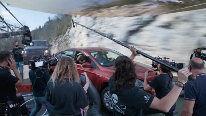 のインスタグラム：「Like Mandalorian or The Batman, and for the 1st time in France, Louis Leterrier, the director, has used a huge LED screen instead of green screens for the chase scenes of Far from the Takedown !   It's available and it's stunning 🤩」