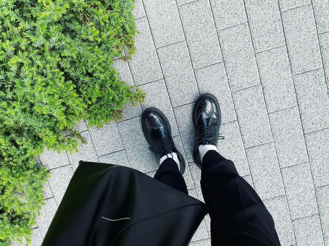 津田麻莉奈さんのインスタグラム写真 - (津田麻莉奈Instagram)「New in👞  晴れたので今日からデビュー。　 可愛いしサイズぴったりやし履き心地最高すぎる @sergiorossi  今日は16:00〜 ラジオNIKKEI 楽天証券Presents「先取りマーケットレビュー」 ぜひ聴いてください📻 (YouTubeでも同時生配信)  そして、 楽天競馬YouTubeに 羽田盃の予想動画がアップされています！こちらもぜひ。 明日の羽田盃当日は配信もあります。  #足のサイズ22センチ #まじでサイズがいつも無い　 #新しい靴 #靴が好き  #靴下コーデ  #sergiorossi  #まりなる #津田麻莉奈」5月11日 14時47分 - tsudamarinal