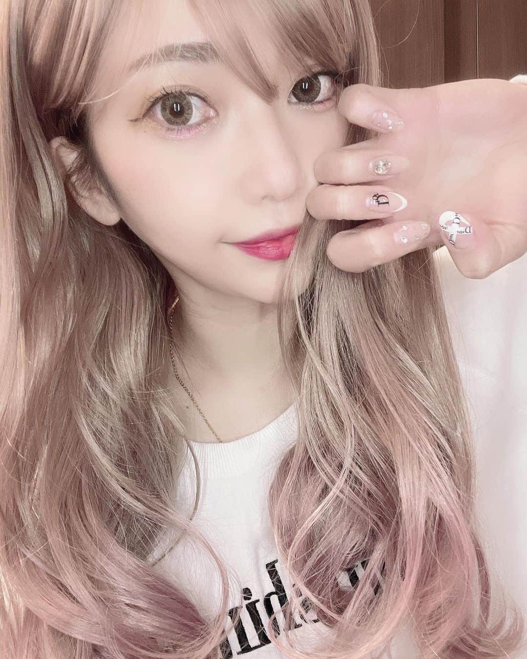 一鷹杏奈のインスタグラム：「いつも、通ってる @vena_nail.r  今回は、フットと両方で お揃いネイル💅 #diorネイル  で春っぽく可愛くしてもらったぁ🥺💕💕 毎回ハンドマッサージから フットやる時はフットの角質ケアまで 本当になにからなにまで 最高すぎる🥺❤️  ネイルって結構長時間なのに 癒しの時間になるのすごいと思う🥺  目黒お近くの方はまぢでオススメです✨  @vena_nail.r  ご予約方法👆をタップ♪プロフィール画面の↓リットリンクをタップしていただきますと https://lit.link/nailvena ⚫︎カンタンLINE予約 ⚫︎ Instagram DM  私のインスタを見て と一言頂けると、スムーズです💓 私の紹介だと安くもなるし、 問い合わせてみて！  5月は、母の日イベントしてて お母さんの方は880円引きになるみたいです🥺🥺 それ以外の方が10.20.30がやすくなるみたいです💕  スライドしてみてね✨  #プライベートサロン #ネイルサロン #目黒ネイル #目黒ネイルサロン #ネイルデザイン #tokyo #paragel  #ウォーターケア #美容  #nailsalonvena #指甲 #네일 #nail #nailsalon #春ネイル」