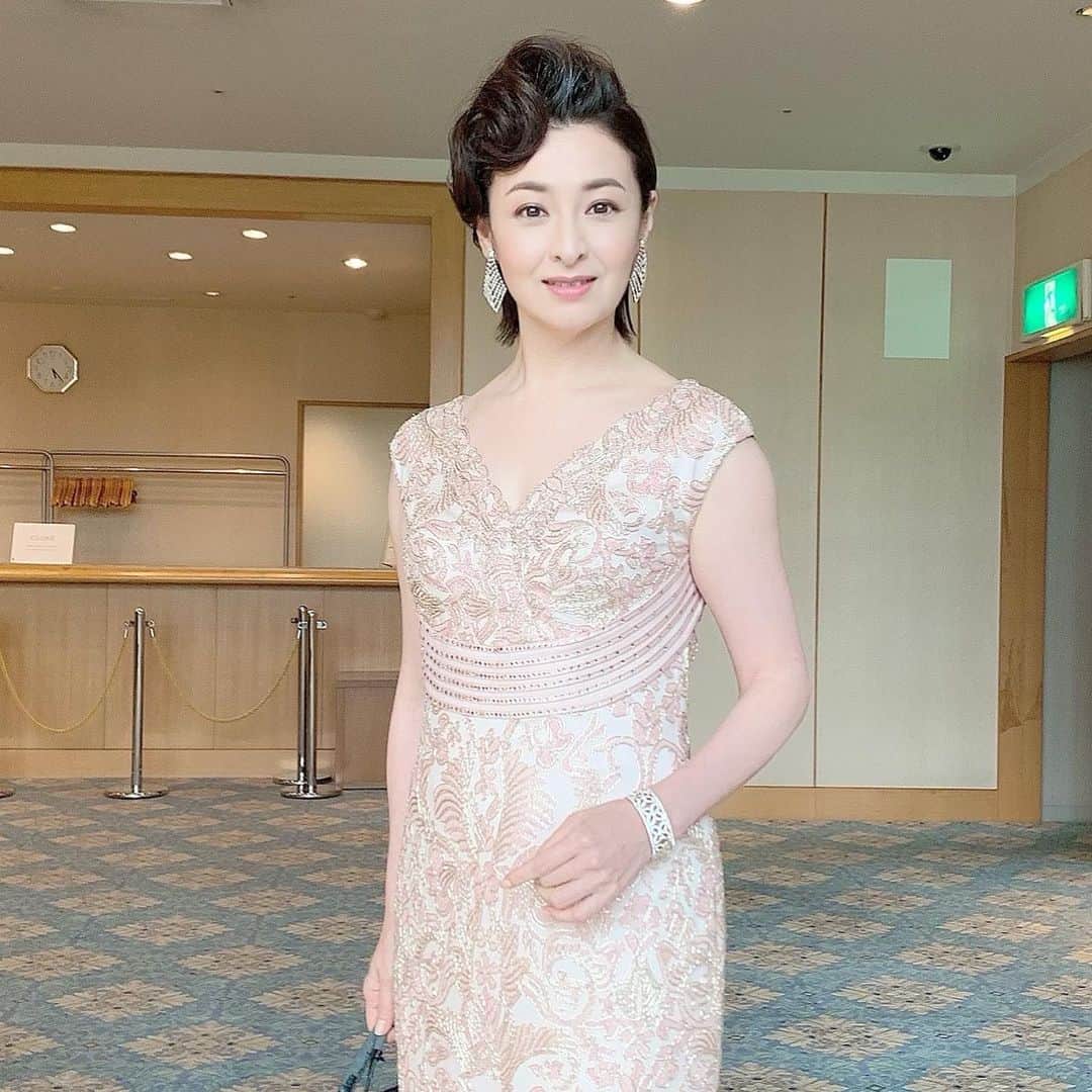 のインスタグラム：「🌹🌹  太陽とボレロ🌹  昨日は松本にてキックオフイベント🌈✨  夕方からは、水谷豊監督と共に先行上映会での舞台挨拶✨  ヘアメイクもチェンジして ピンクのドレスに着替えて 皆さまにご挨拶です🌹  ピンクのドレス素敵でしょう✨ ドレス大好き〜🥰  檀れい🌹  #檀れい #danrei #映画 #舞台挨拶 #太陽とボレロ #キックオフイベント #東映 #テレビ朝日 #orchestra #ドレス #松本市 #tadashishoji_japan #檀スタグラム」