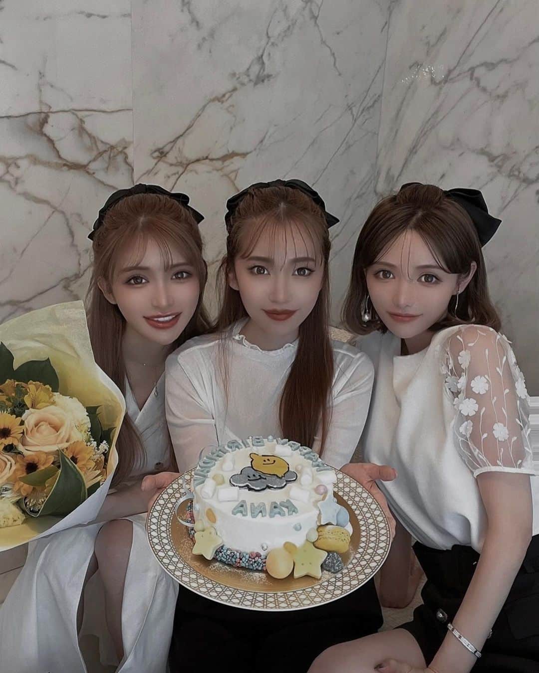 小原優花のインスタグラム：「毎年恒例♡かなえちゃん @kanaxxy_0421 のお誕生日をしずかちゃん @mutoshizuka0204 とお祝いしました！🥳❤️  みんなでお揃いのリボンつけたよ🎀🥰 大好きなかなえちゃんが生まれてきてくれた日に大感謝です！🙏🏻💗💗 新しい1年も毎日幸せいーーーっぱいでありますように🥹💓💐  オーダーケーキはかなえちゃんの好きなキャラでじゅりさん @juli_sasa がご制作して下さいました！！😭🍋💙 毎年思い出に残る素敵なケーキをありがとうございます🥺💕🎂  ランチの後は、3人で貸切プール&ジャグジー満喫してきました🏊✨✨  突然ひとりに乗っかって泳ぐタイプに覚醒！🤣🤣 セルフタイマーで写真に収めようと試みたので載せておきます🤳w  いつも泣けるほど笑えて楽しい時間をありがとうございます🌈🥰✨」